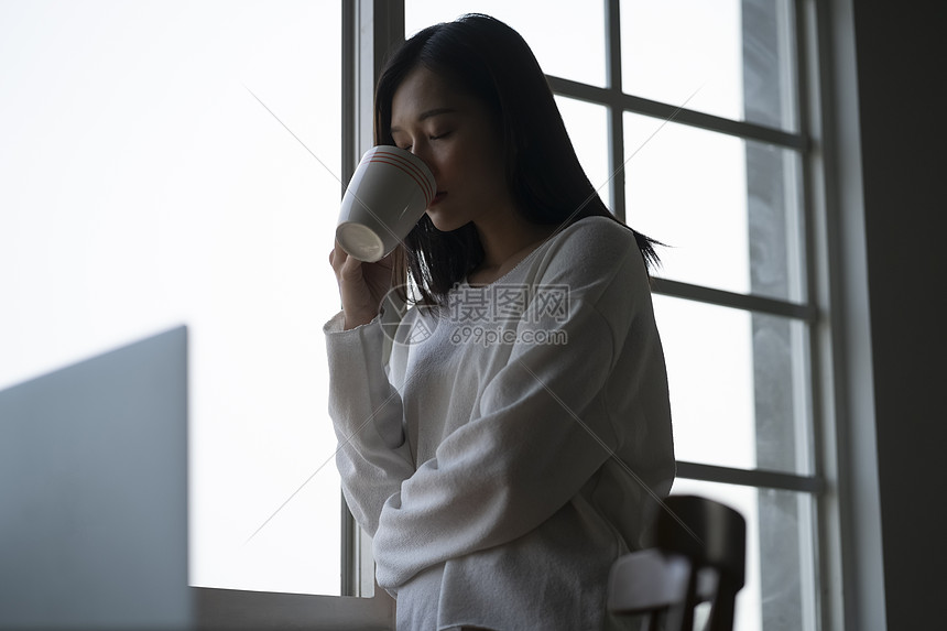 青年女性居家办公和生活图片