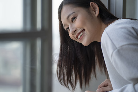 青年女性居家办公和生活图片