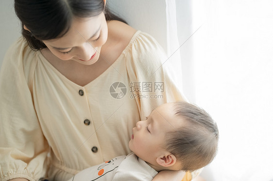 青年女性居家办公和生活图片