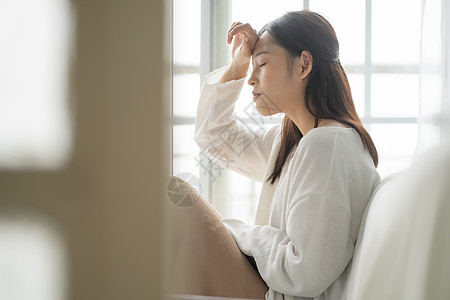 头疼感冒的年轻女子图片