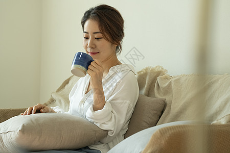 惬意活力的年轻女性休息图片