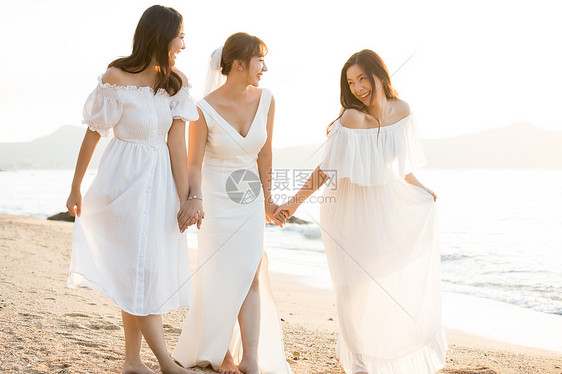 海滩上散步的新娘闺蜜图片