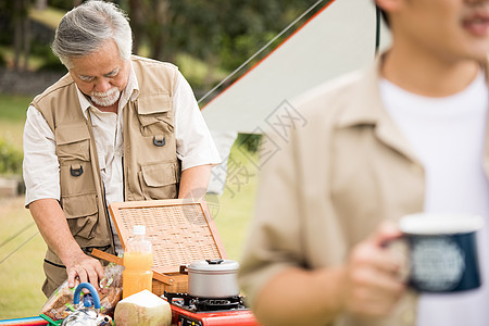 准备野营装备的老年人图片