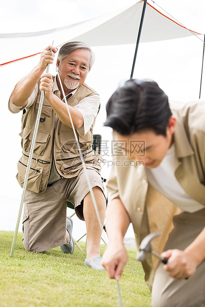 户外搭建帐篷的父子俩图片