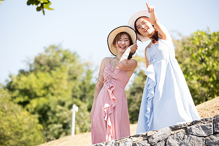 夏天海滩人类年轻妇女享受度假之旅图片