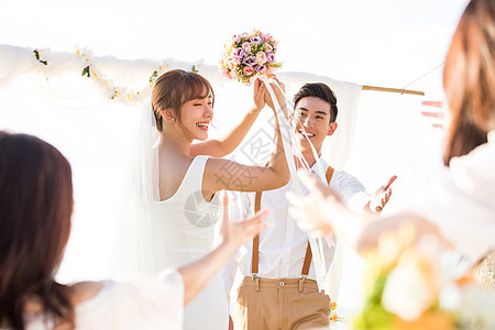 女士休闲开心浪漫度假婚礼图片