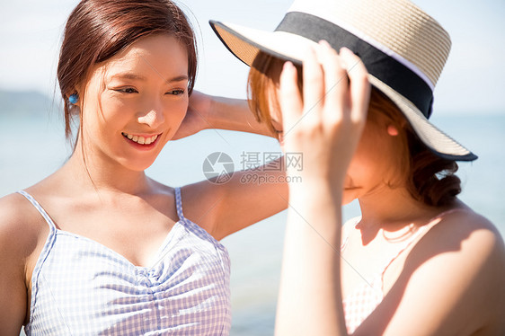 中日蓝色的水俱乐部年轻妇女享受度假之旅图片