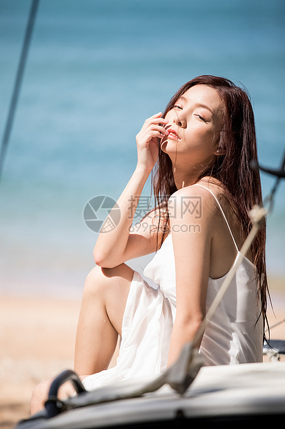 夏海事的生机勃勃海背景的女人美丽形象图片