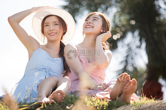 亚洲人海滨嬉戏年轻妇女享受度假之旅图片