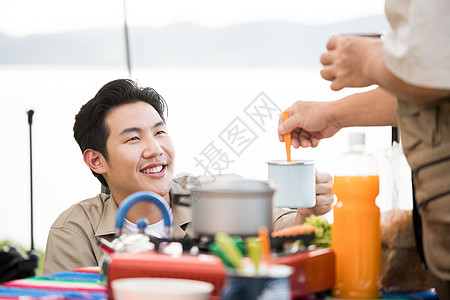 较年轻湖滨区人物享受户外活动的老人和年轻人图片