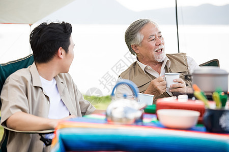 夏生机勃勃旅途享受户外活动的老人和年轻人图片