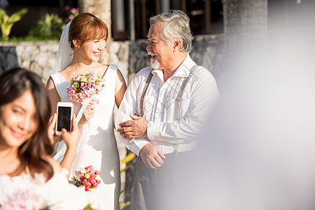 年轻女子婚姻二十多岁浪漫度假婚礼图片