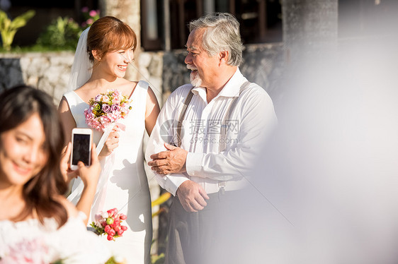 年轻女子婚姻二十多岁浪漫度假婚礼图片