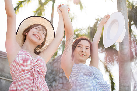 开心伙伴夏年轻妇女享受度假之旅图片