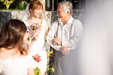 愉快家庭模特浪漫度假婚礼图片