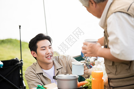 孩子男人饮食享受户外活动的老人和年轻人图片