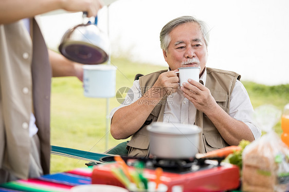 男孩子长者享受户外活动的老人和年轻人图片