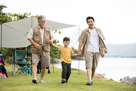 夏年长小学生三代家庭享受户外活动图片