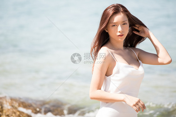 夏海滩日光海背景的女人美丽形象图片