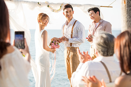 女笑脸海洋浪漫度假婚礼图片
