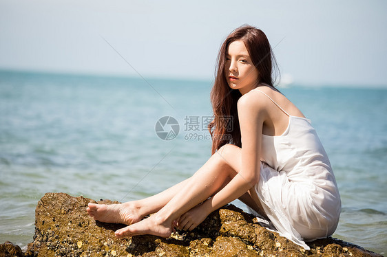 外国人通体护肤海背景的女人美丽形象图片