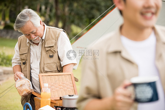 放松亲热开心享受户外活动的老人和年轻人图片