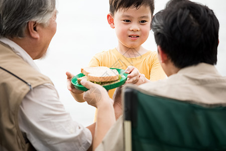 端着吐司开心的小男孩图片