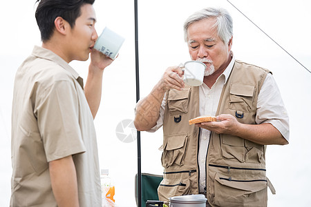 老人等待开心好朋友父母身份享受户外活动的老人和年轻人背景