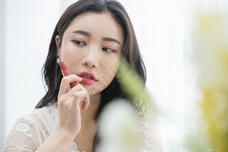 美女手拿口红背景