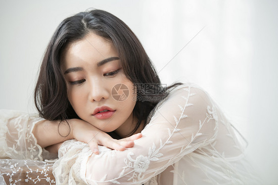 年轻美女美妆图片