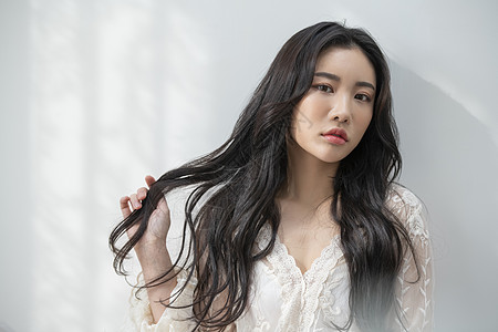 冷漠打破扑克脸美女女孩白人图片素材