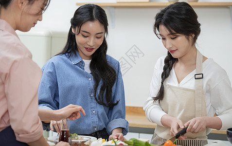 厨房制作料理的年轻女子图片