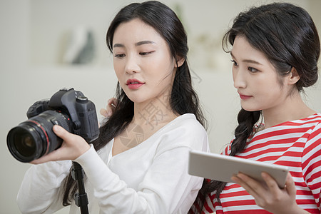 拍摄烹饪做菜短视频的年轻女子图片