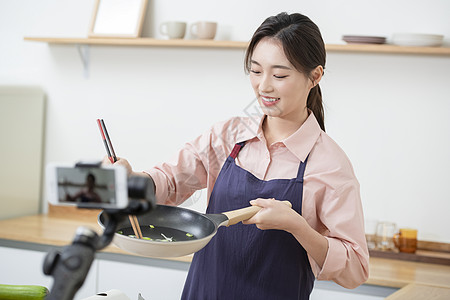 准备拍摄美食的短视频团队图片