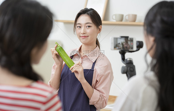 直播展示农产品的年轻女子图片