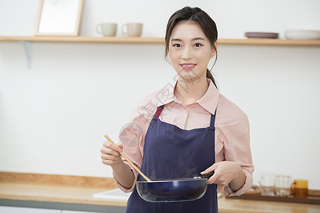 准备做饭的年轻女子图片