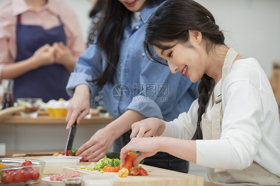 准备做饭的年轻女子图片