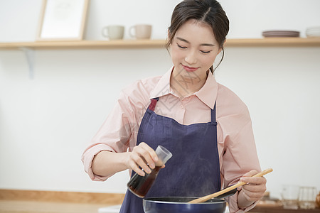 做饭的年轻女子图片