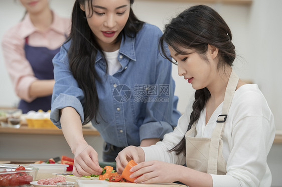 正在做饭的年轻女子图片