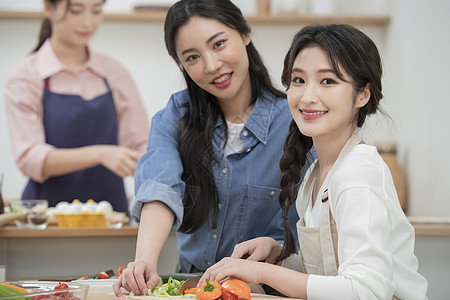 切菜处理食材的年轻女子图片