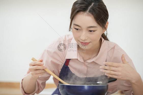 美女做饭图片