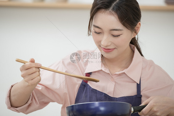 美女做饭图片