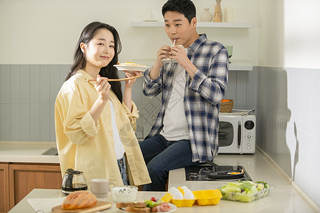饮食打破家庭新婚夫妇烹饪早餐图片素材