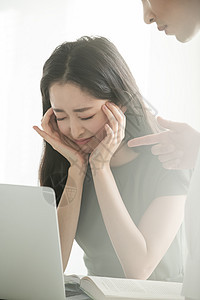 领导指责烦躁苦恼的青年女子图片