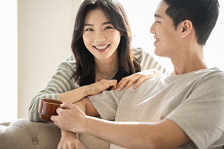 未成年人同居30岁微笑非常小夫妻休息生活方式背景