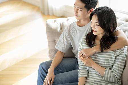 未成年人同居假期新婚的30岁夫妻休息生活方式背景