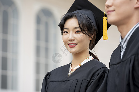 亚洲人成年女子满足学生毕业教育背景图片