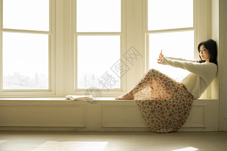 卧室笑拉伸女人休息生活方式图片