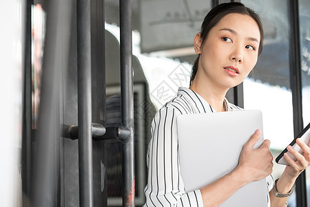 手机等待孤独的女人商务咖啡馆图片