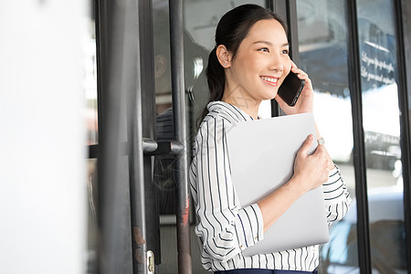 年轻女白领打电话图片